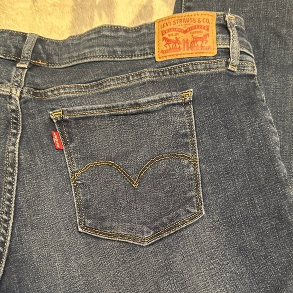 654.  Levi's 711 Women's Skinny Jeans - Denim Blue size 34